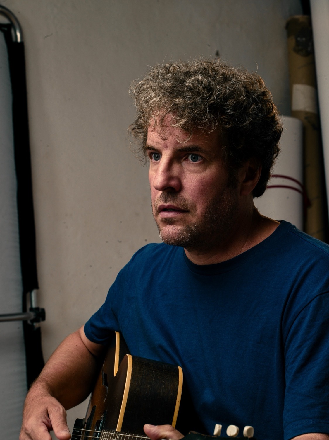 Thierry Lafitte au chant, dans une ambiance ambrée